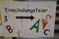 Buntes Hinweisschilde zur Einschulungsfeier