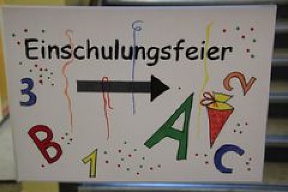 Buntes Hinweisschilde zur Einschulungsfeier