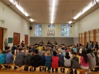 Syrische Musiker spielen in der Turnhalle