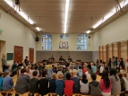 Syrische Musiker spielen in der Turnhalle