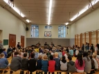 Syrische Musiker spielen in der Turnhalle