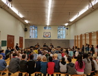 Syrische Musiker spielen in der Turnhalle