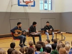 Syrische Musiker spielen in der Turnhalle