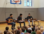 Syrische Musiker spielen in der Turnhalle