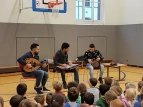 Syrische Musiker spielen in der Turnhalle
