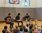 Syrische Musiker spielen in der Turnhalle